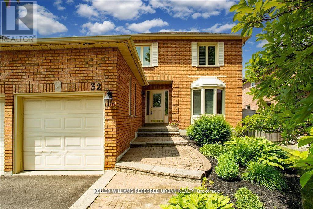 Photo 2 of 32 Nelson Circle, Newmarket ON