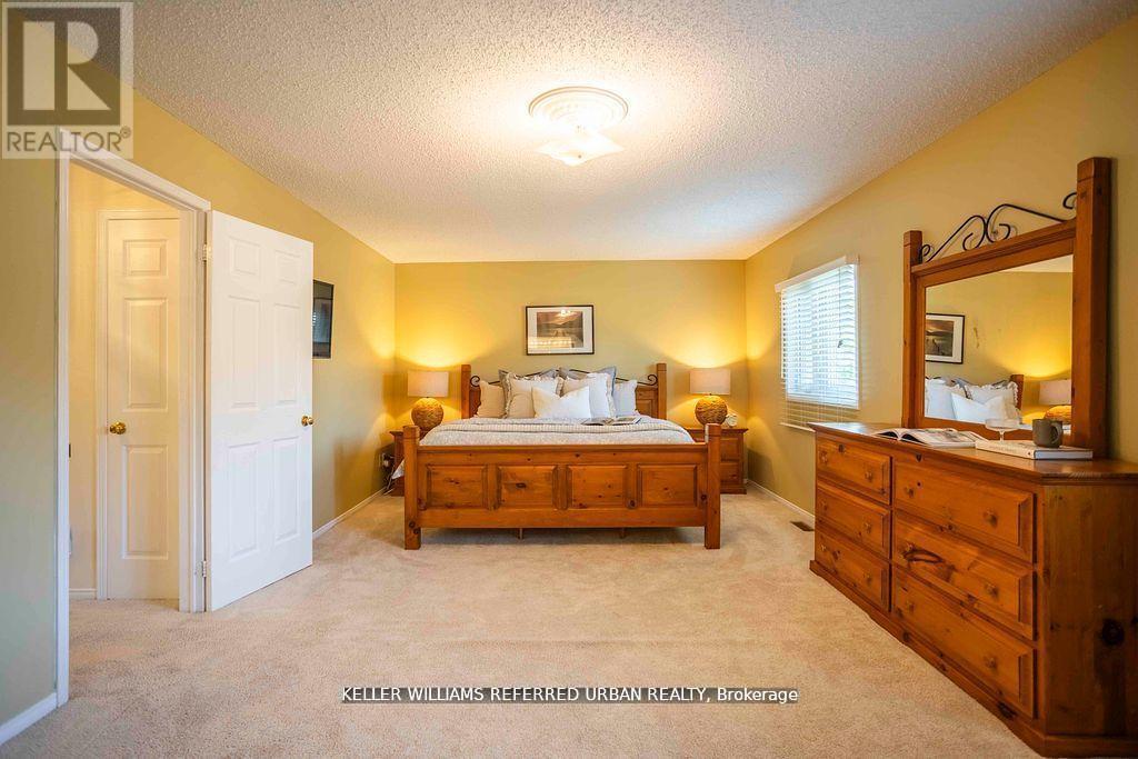 Photo 22 of 32 Nelson Circle, Newmarket ON
