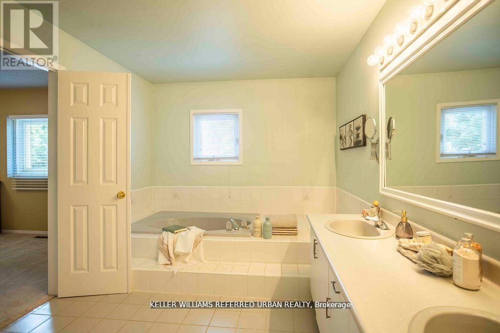 Photo 25 of 32 Nelson Circle, Newmarket ON