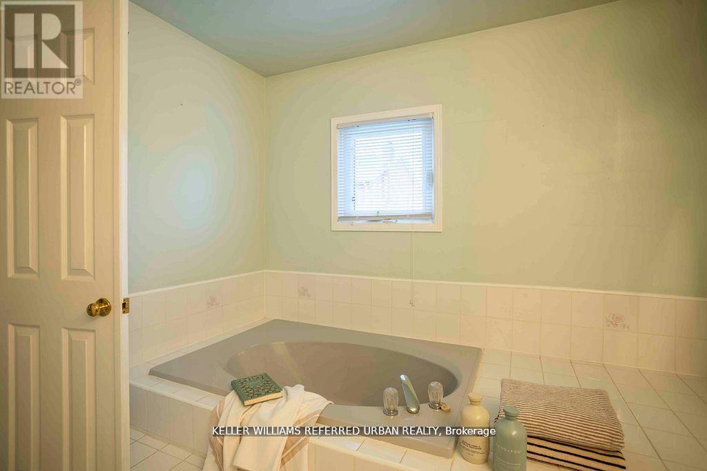 Photo 26 of 32 Nelson Circle, Newmarket ON