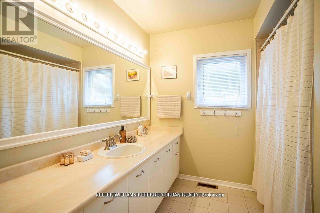 Photo 28 of 32 Nelson Circle, Newmarket ON
