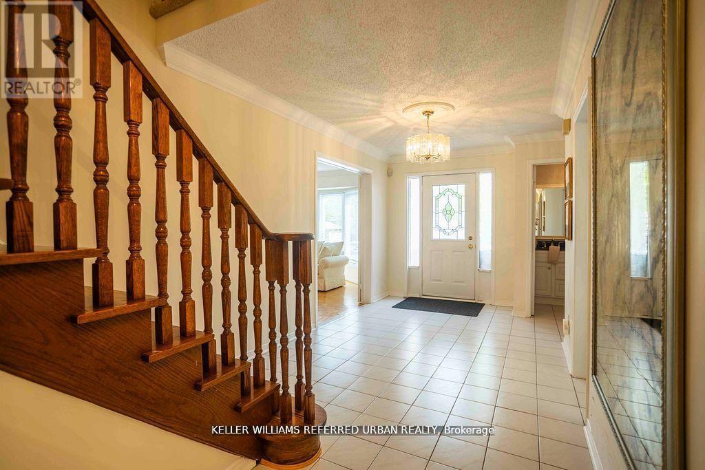 Photo 3 of 32 Nelson Circle, Newmarket ON