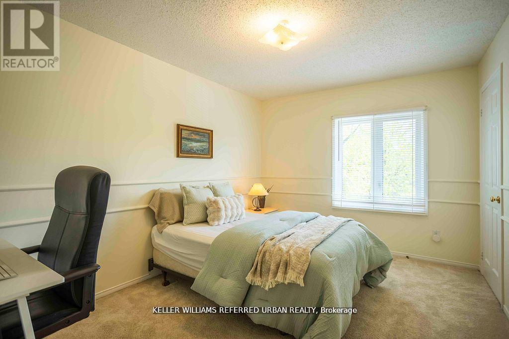Photo 31 of 32 Nelson Circle, Newmarket ON