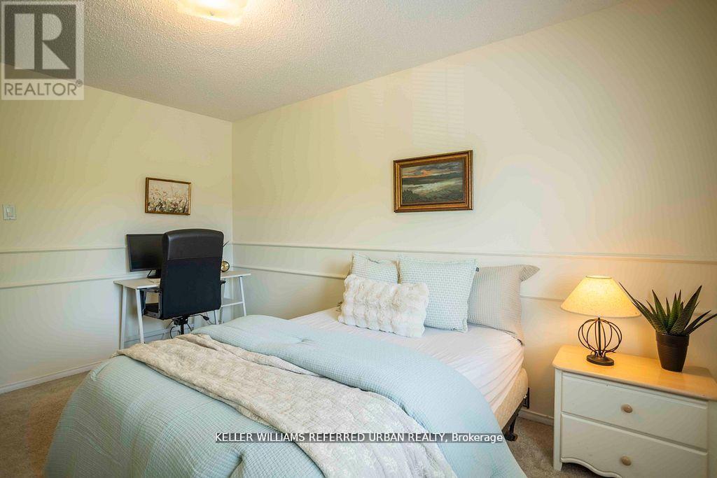 Photo 32 of 32 Nelson Circle, Newmarket ON