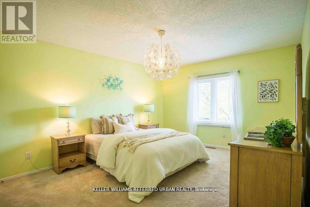Photo 33 of 32 Nelson Circle, Newmarket ON