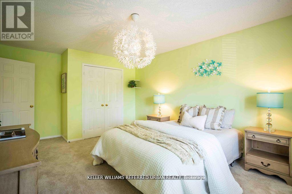 Photo 34 of 32 Nelson Circle, Newmarket ON