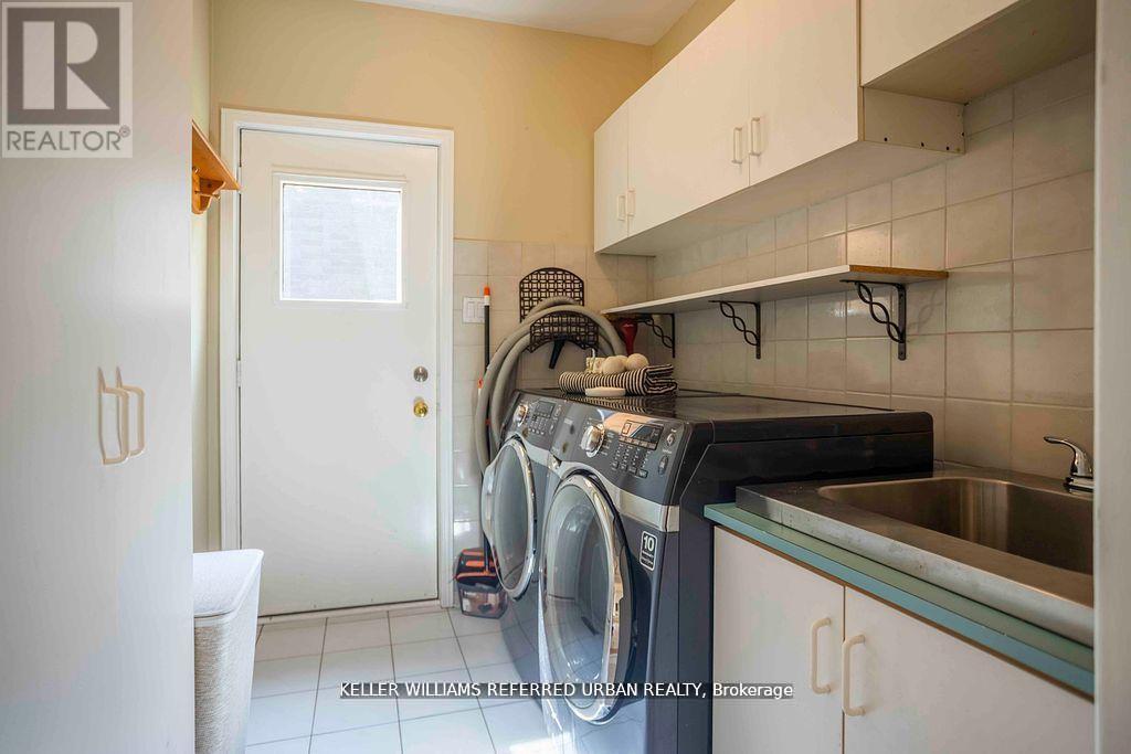 Photo 35 of 32 Nelson Circle, Newmarket ON