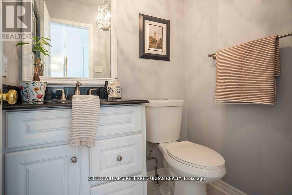 Photo 36 of 32 Nelson Circle, Newmarket ON