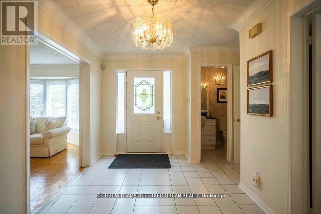 Photo 4 of 32 Nelson Circle, Newmarket ON