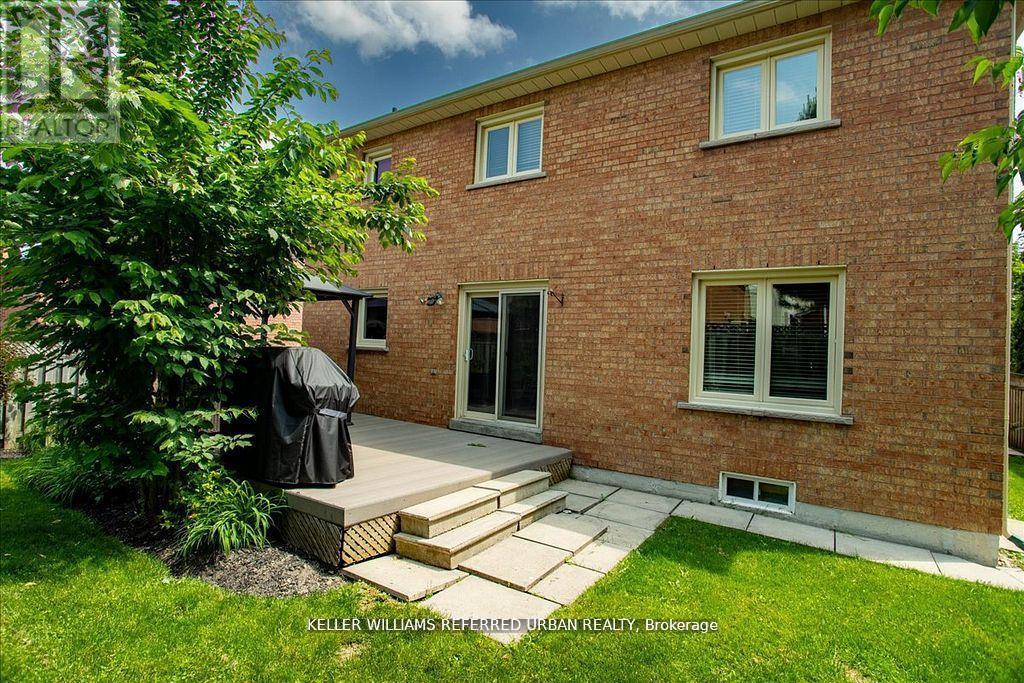 Photo 42 of 32 Nelson Circle, Newmarket ON