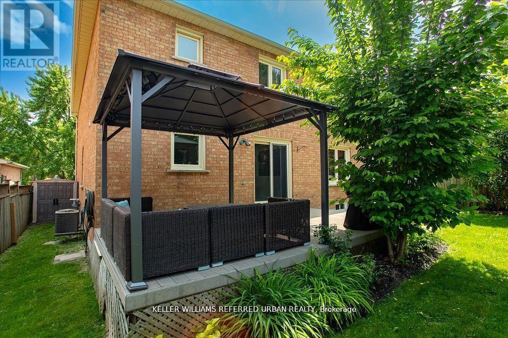 Photo 44 of 32 Nelson Circle, Newmarket ON