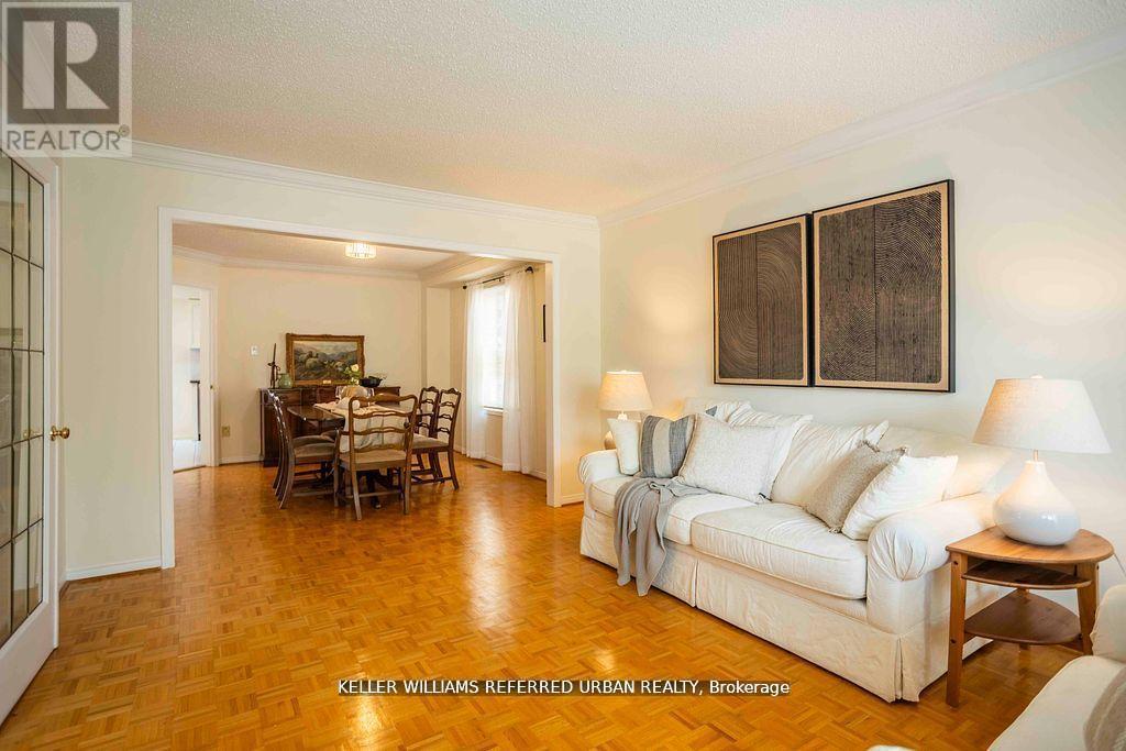 Photo 7 of 32 Nelson Circle, Newmarket ON