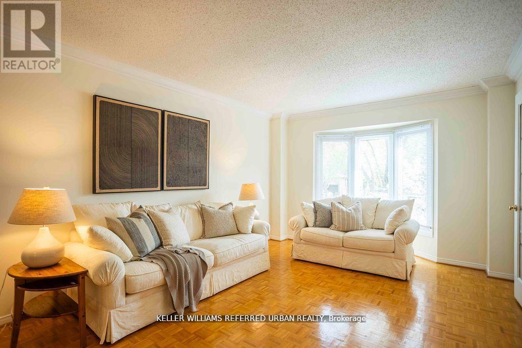 Photo 8 of 32 Nelson Circle, Newmarket ON