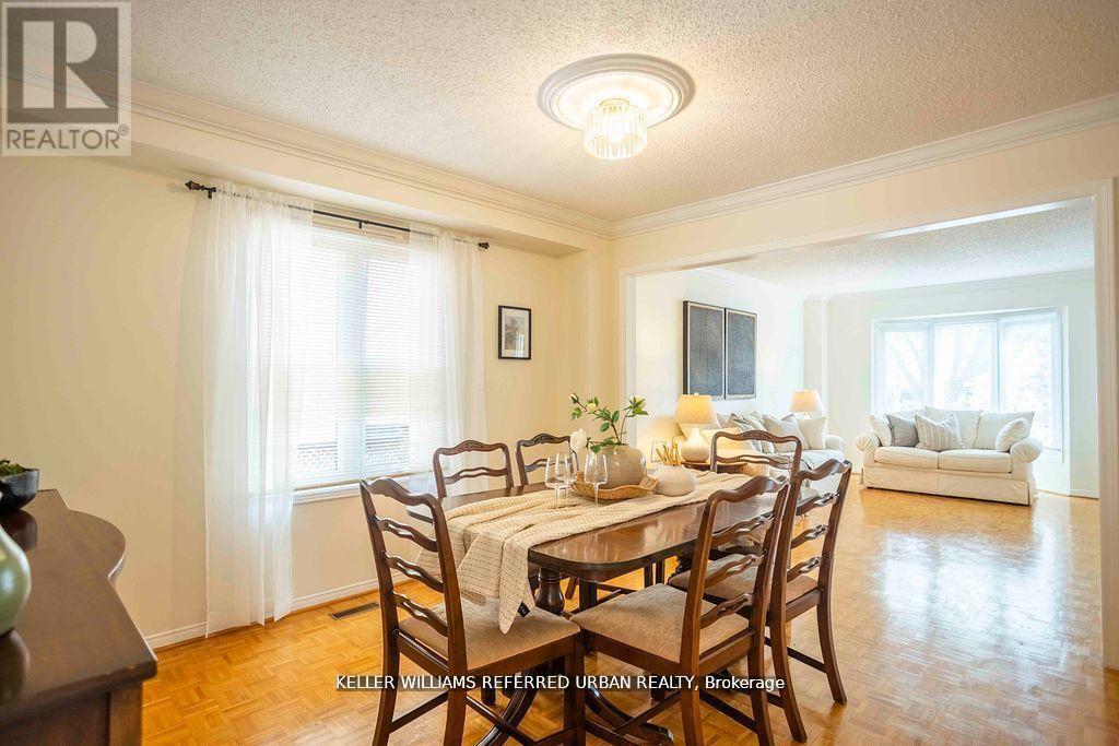 Photo 9 of 32 Nelson Circle, Newmarket ON