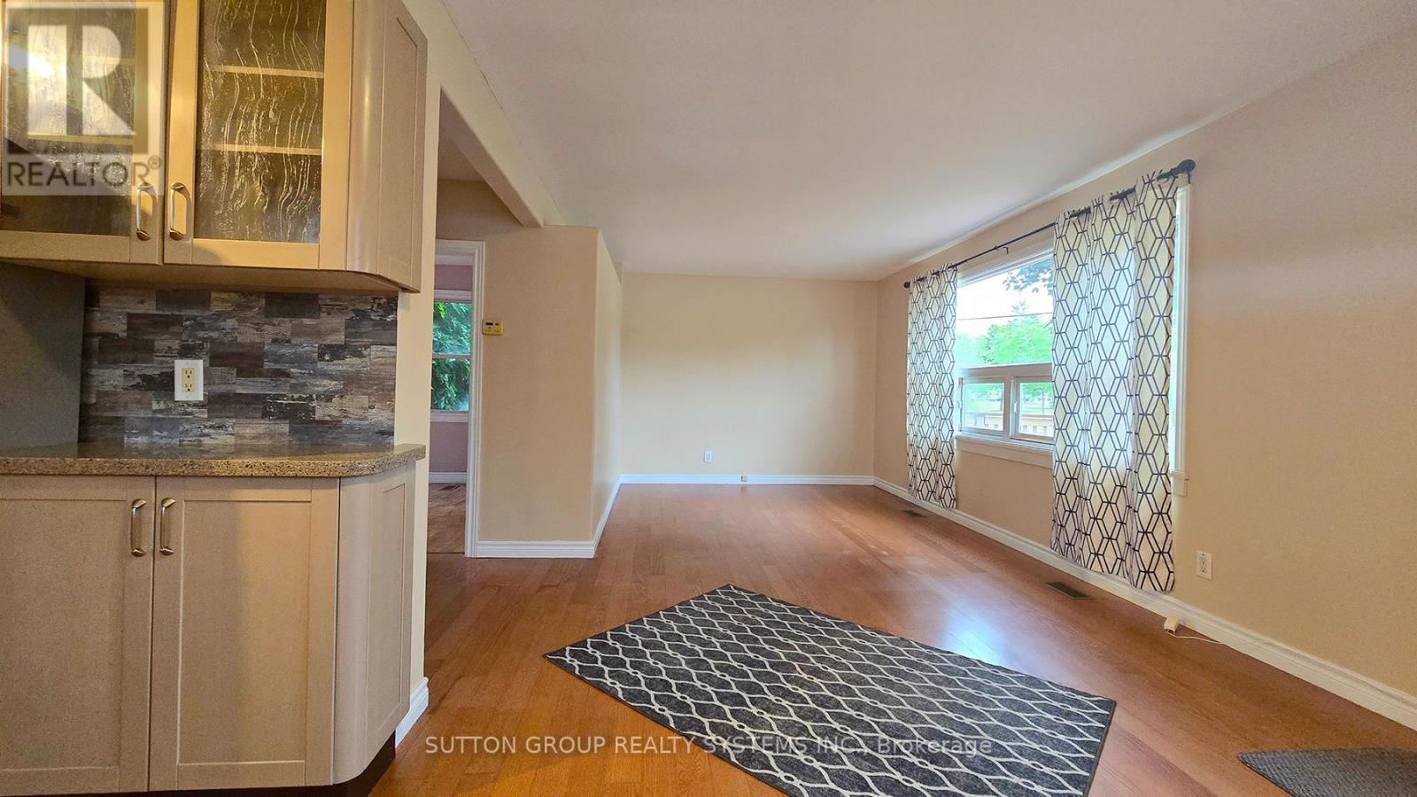 Photo 10 of 2232 Queensway Drive, Burlington ON