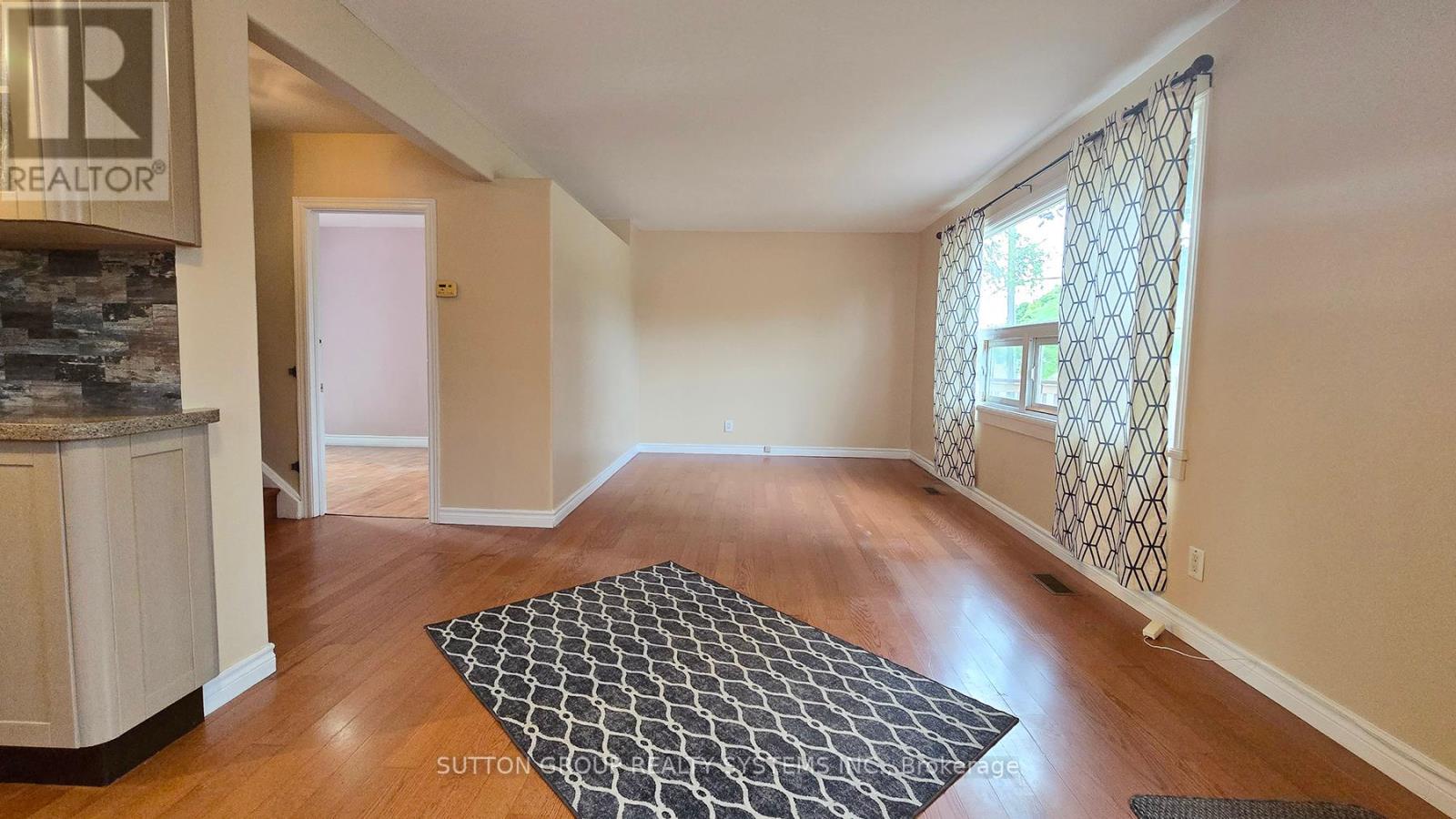 Photo 11 of 2232 Queensway Drive, Burlington ON