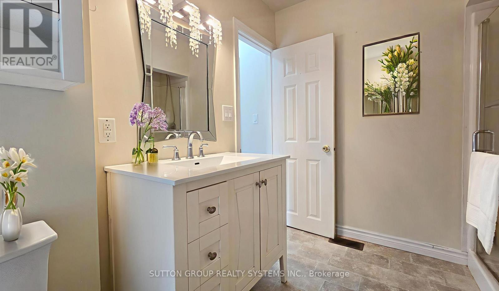 Photo 17 of 2232 Queensway Drive, Burlington ON