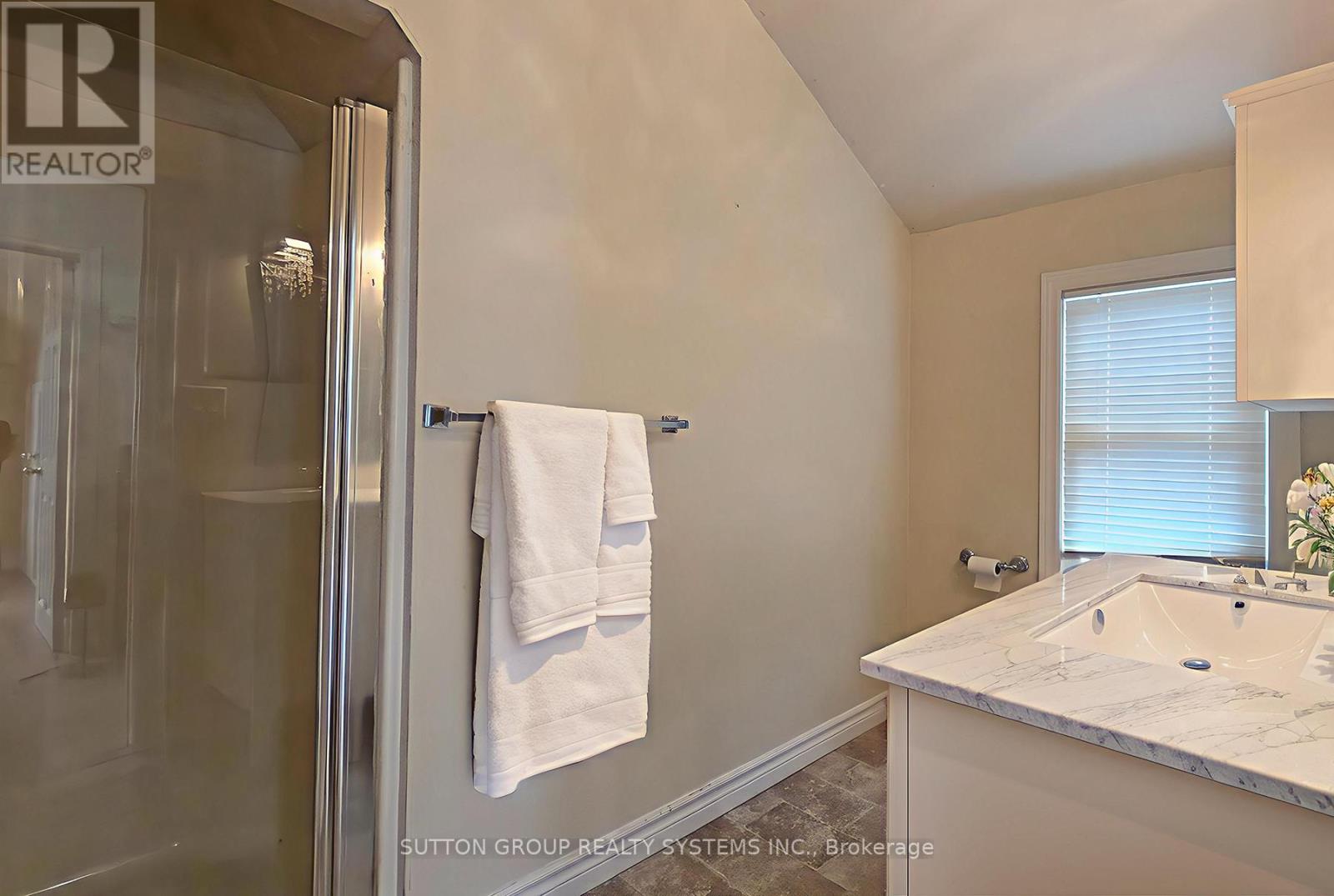 Photo 18 of 2232 Queensway Drive, Burlington ON