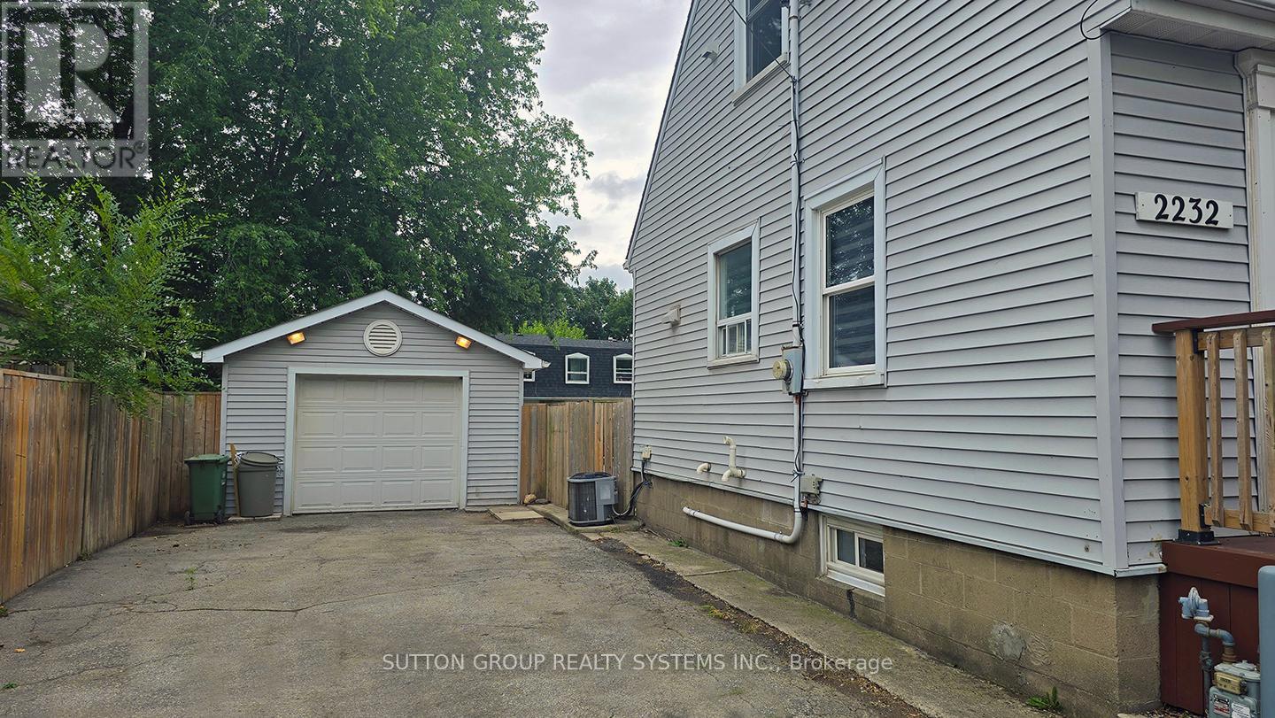 Photo 3 of 2232 Queensway Drive, Burlington ON