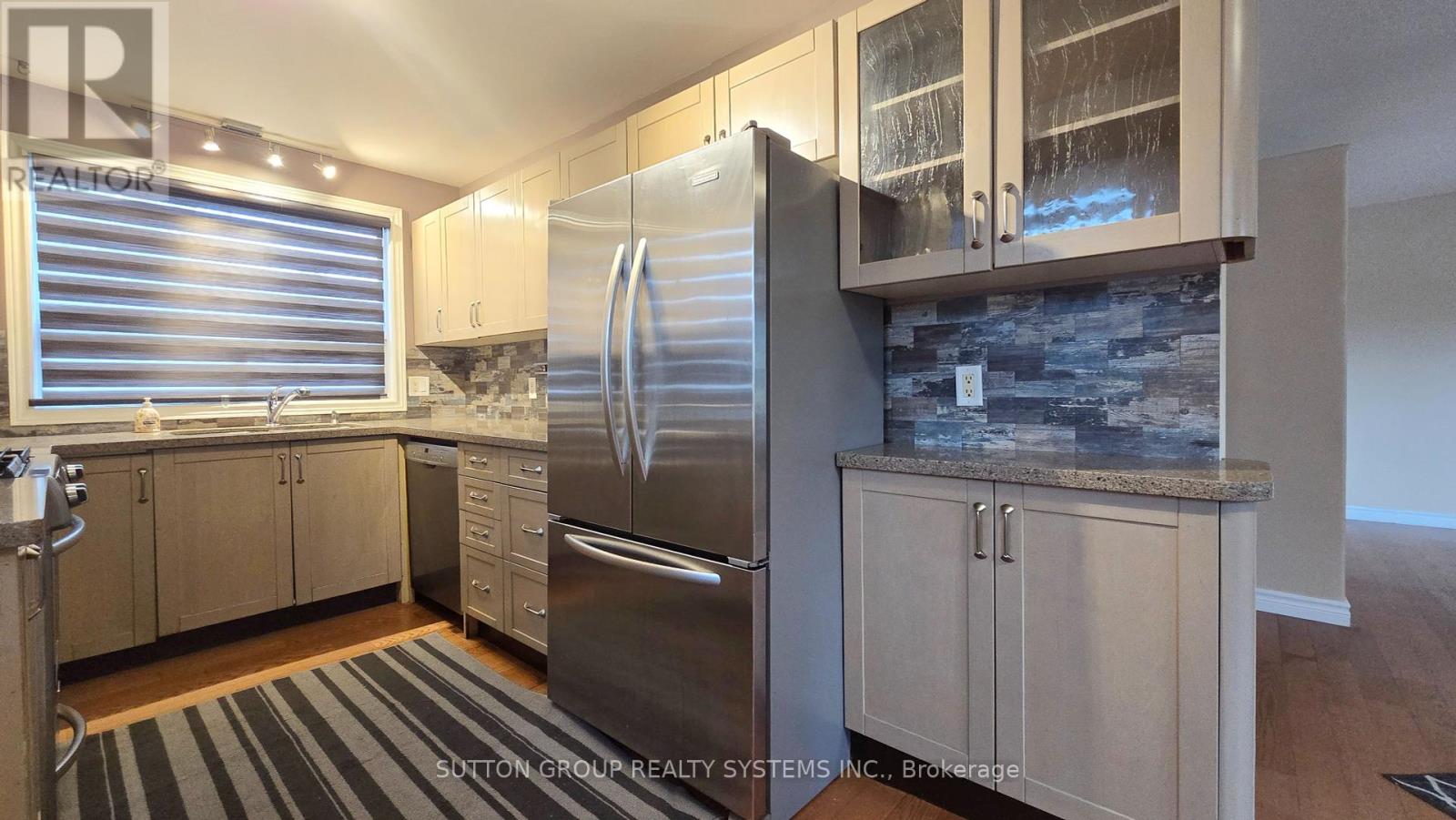 Photo 9 of 2232 Queensway Drive, Burlington ON