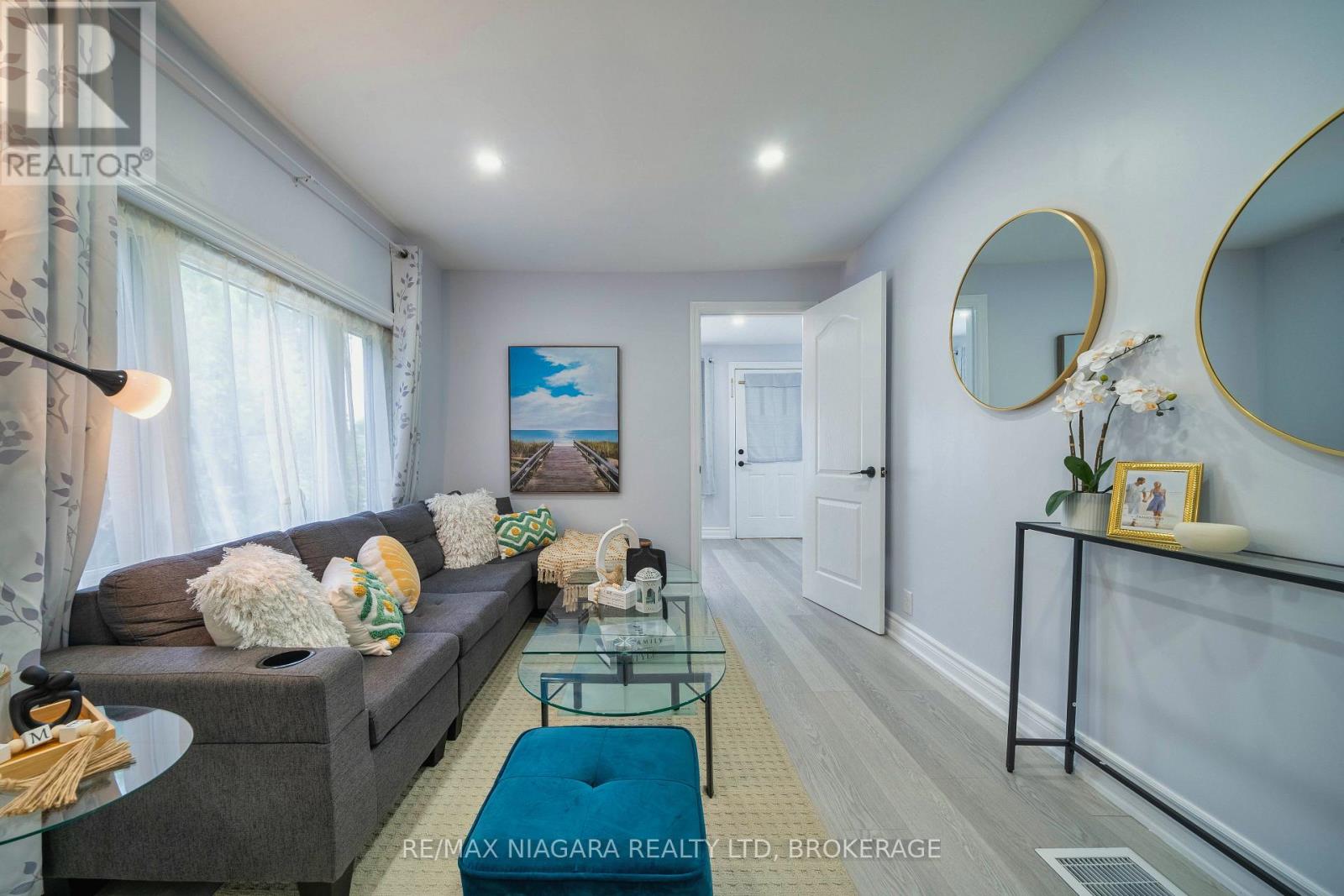 Photo 12 of 402 The Queensway South, Georgina ON