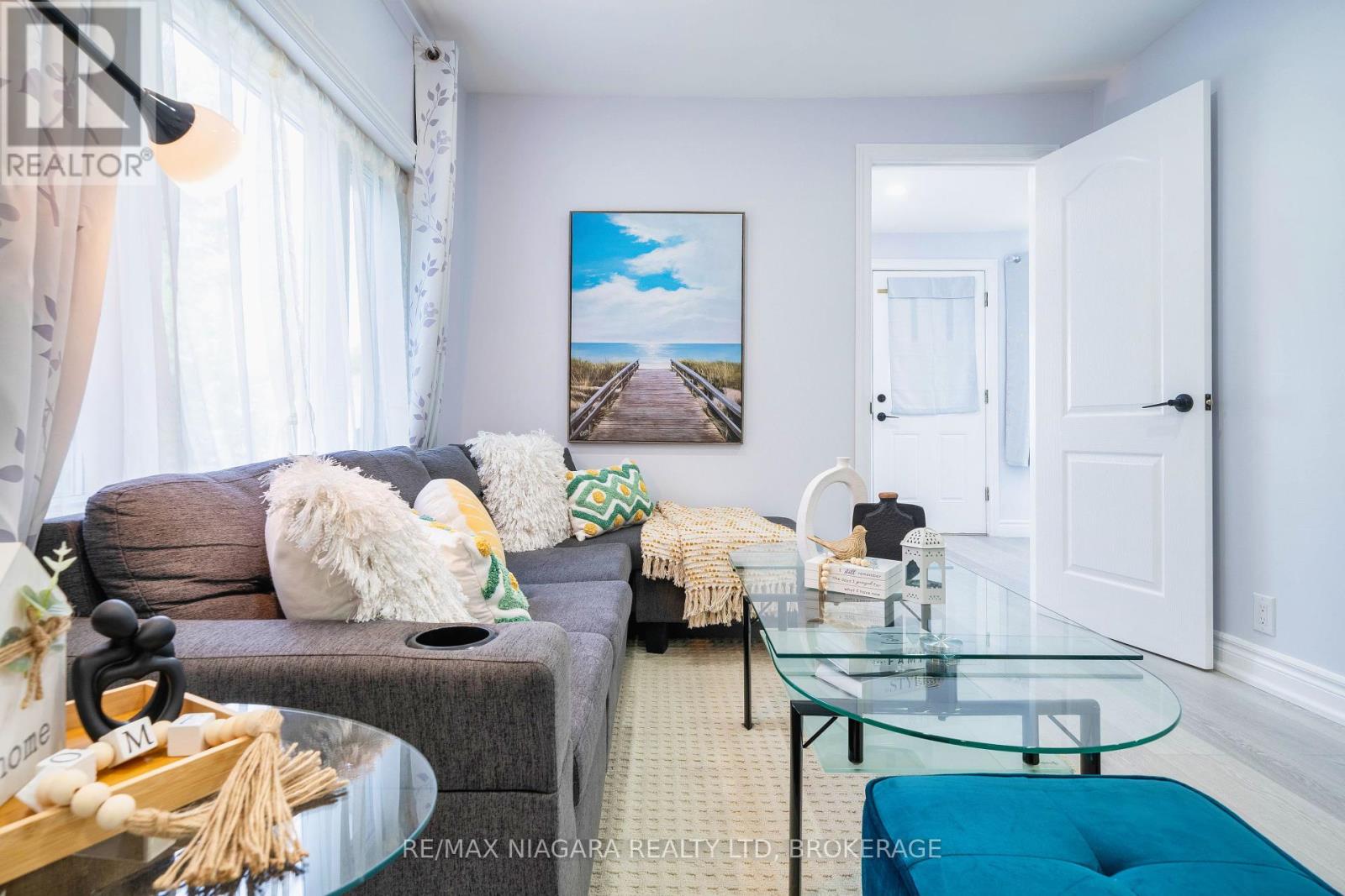 Photo 13 of 402 The Queensway South, Georgina ON