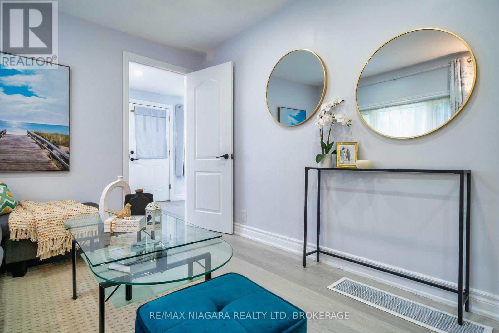 Photo 15 of 402 The Queensway South, Georgina ON