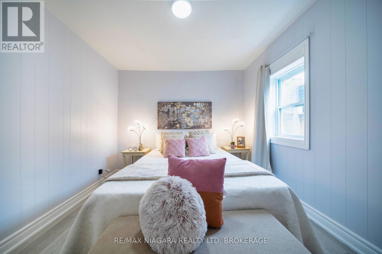 Photo 20 of 402 The Queensway South, Georgina ON