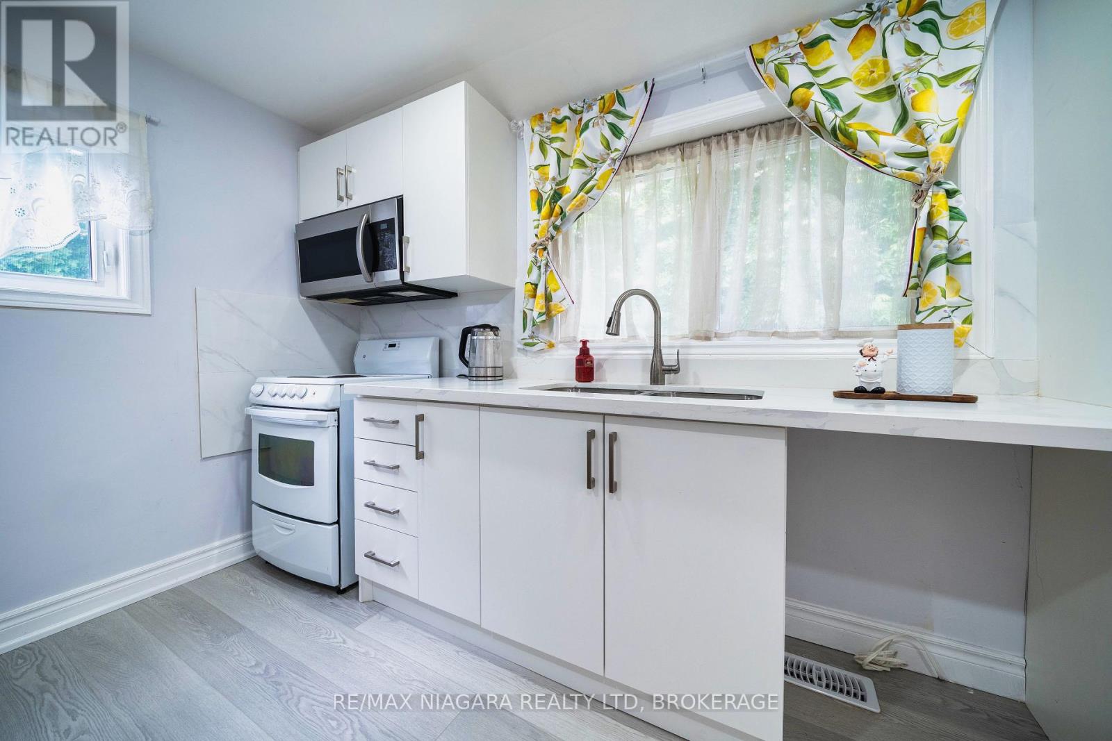 Photo 32 of 402 The Queensway South, Georgina ON