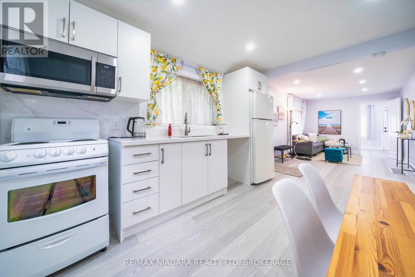 Photo 33 of 402 The Queensway South, Georgina ON