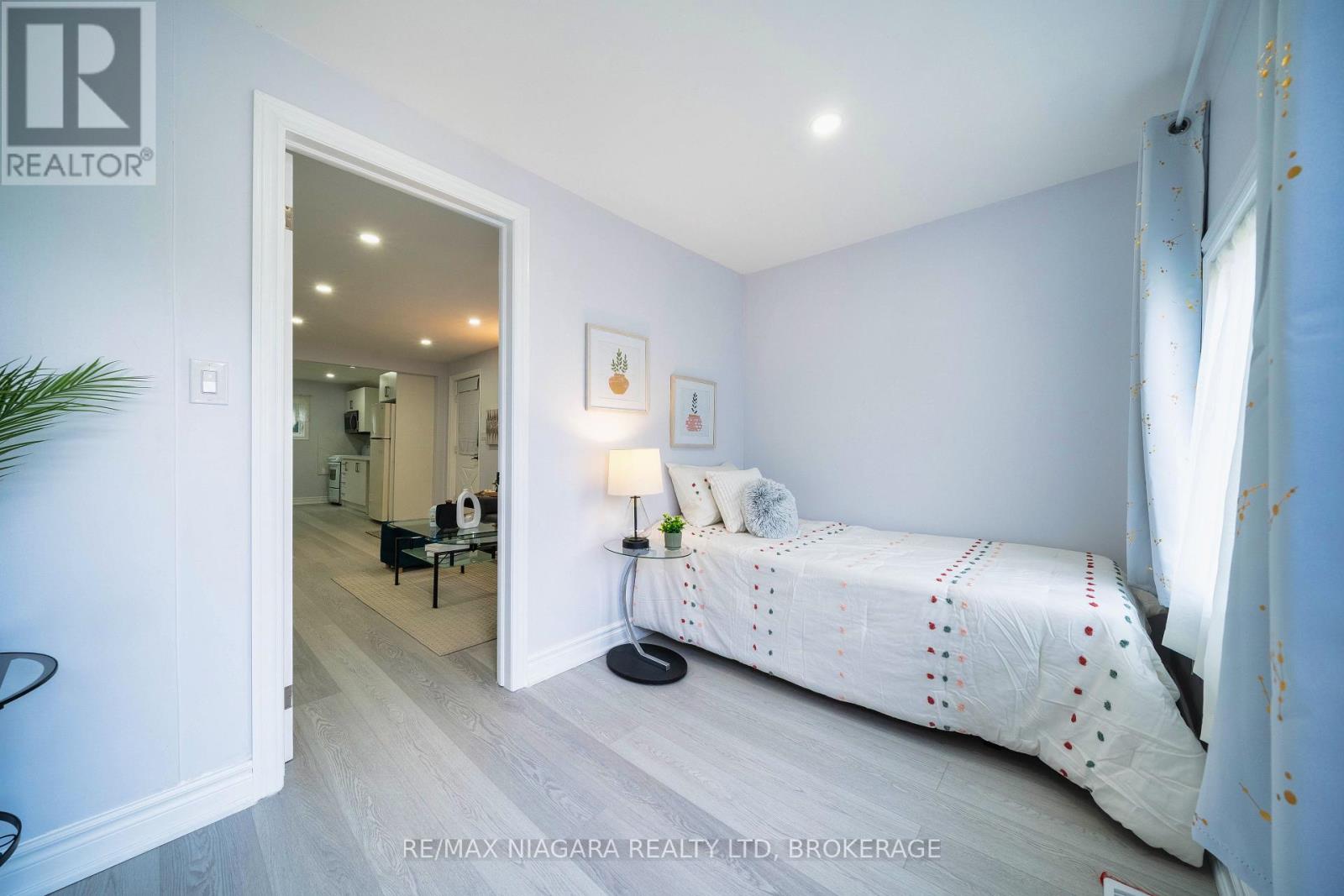 Photo 6 of 402 The Queensway South, Georgina ON