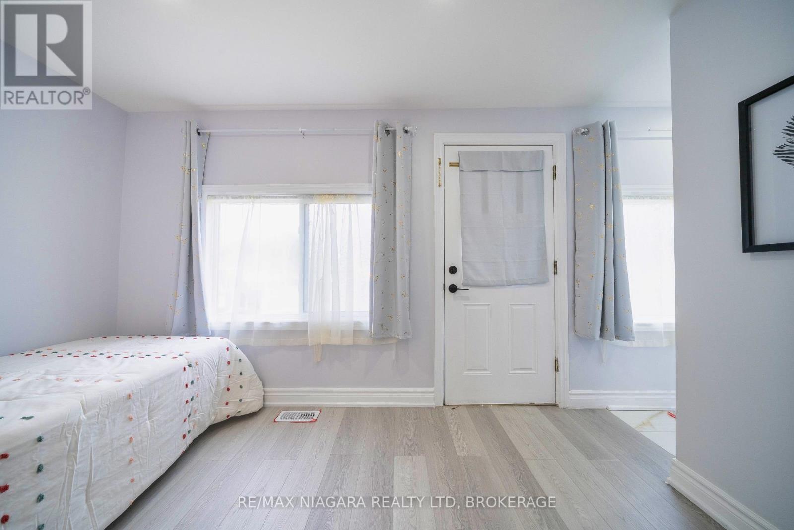 Photo 9 of 402 The Queensway South, Georgina ON