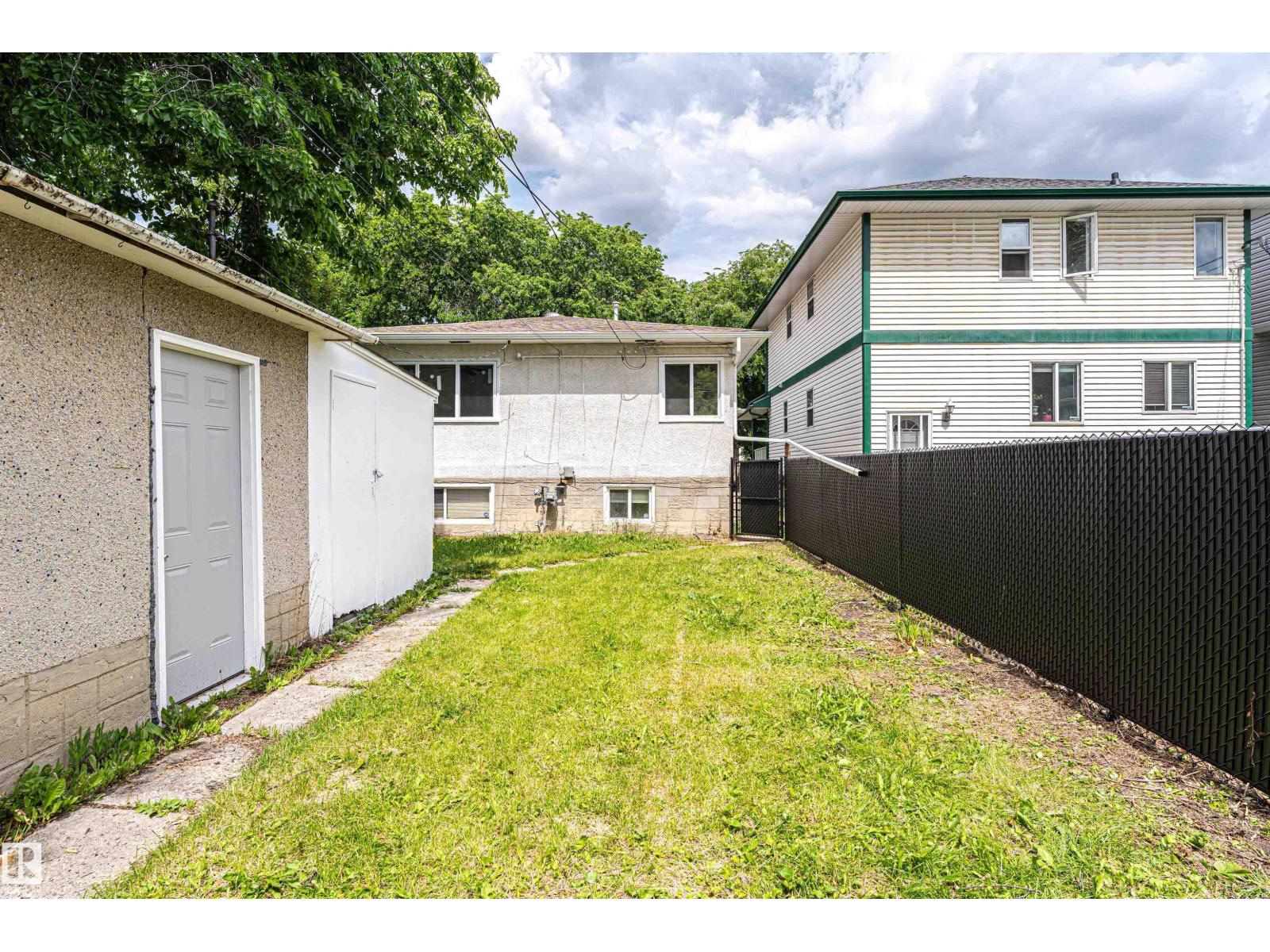 Photo 9 of 10929 74 Av Nw, Edmonton AB