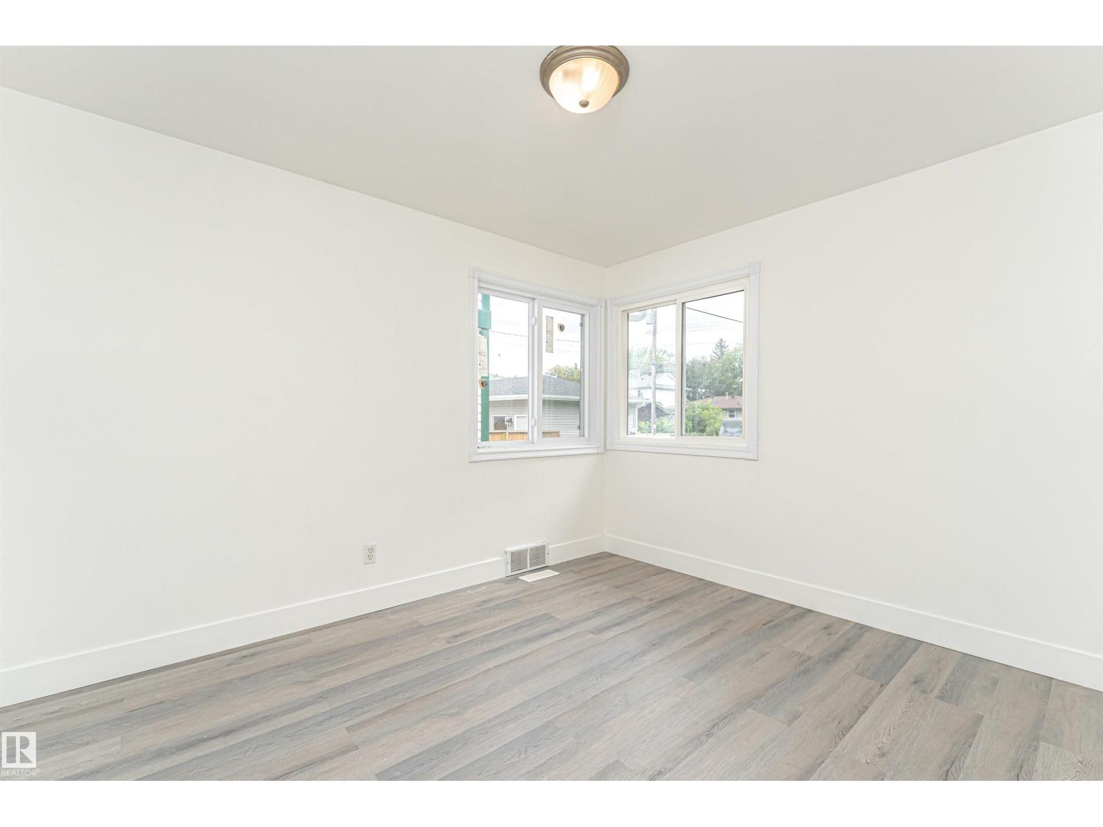 Photo 6 of 10929 74 Av Nw, Edmonton AB