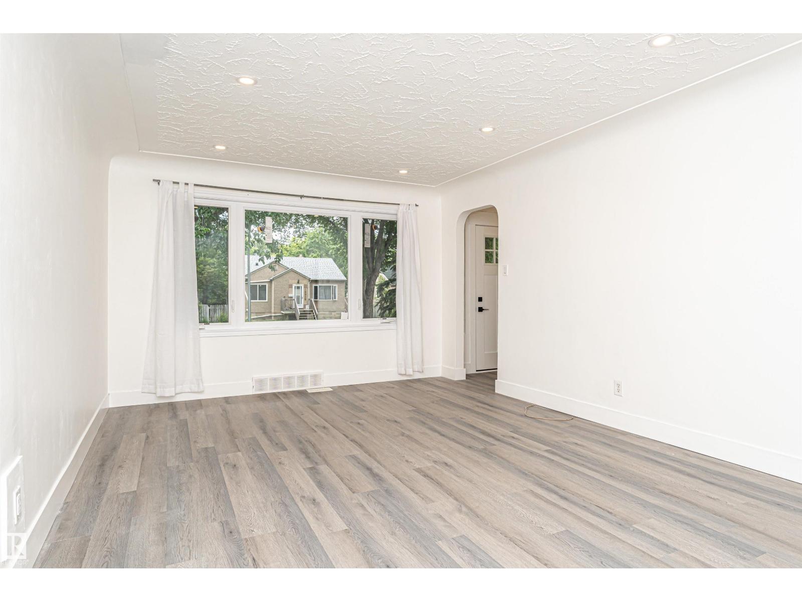 Photo 7 of 10929 74 Av Nw, Edmonton AB