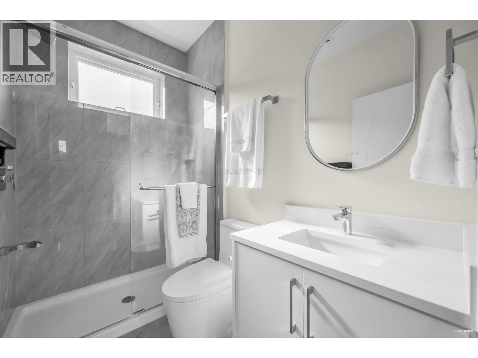 Photo 14 of 2 2512 E 22 Avenue, Vancouver BC