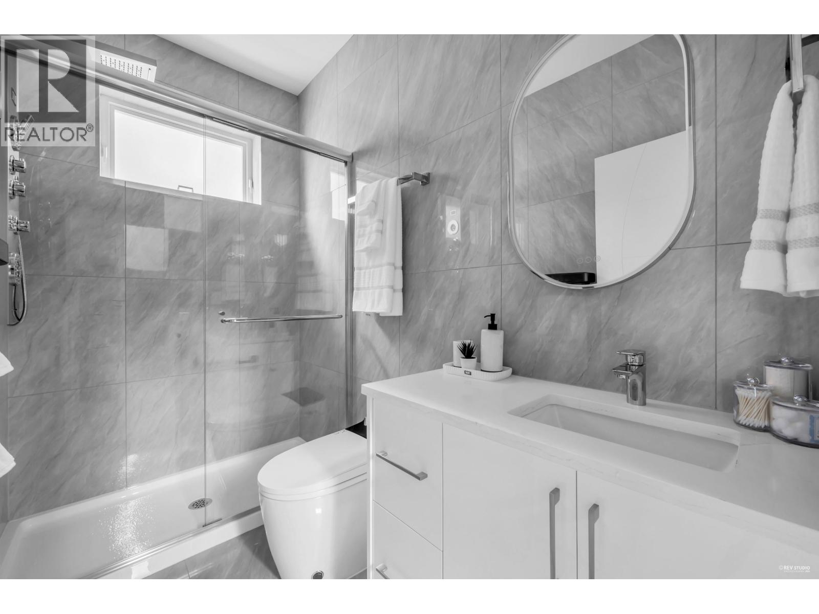 Photo 9 of 2 2512 E 22 Avenue, Vancouver BC