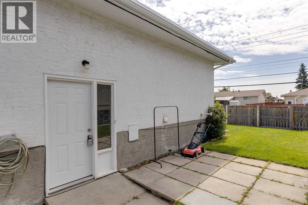 Single Family House Bi-level for Sale in   Avenue NE Huntington Hills Calgary 