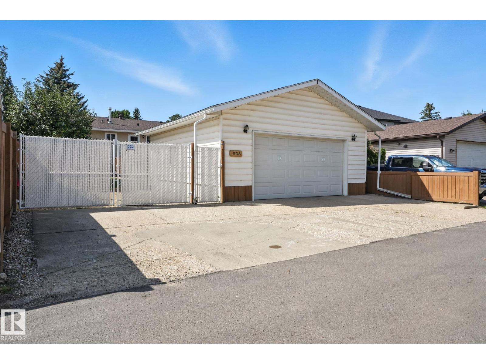 Photo 7 of 1893 48 St Nw, Edmonton AB