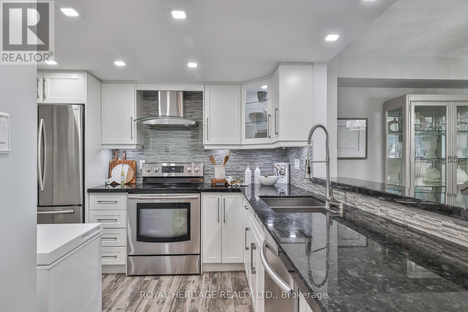 Photo 2 of 806 10 Torresdale Avenue, Toronto ON