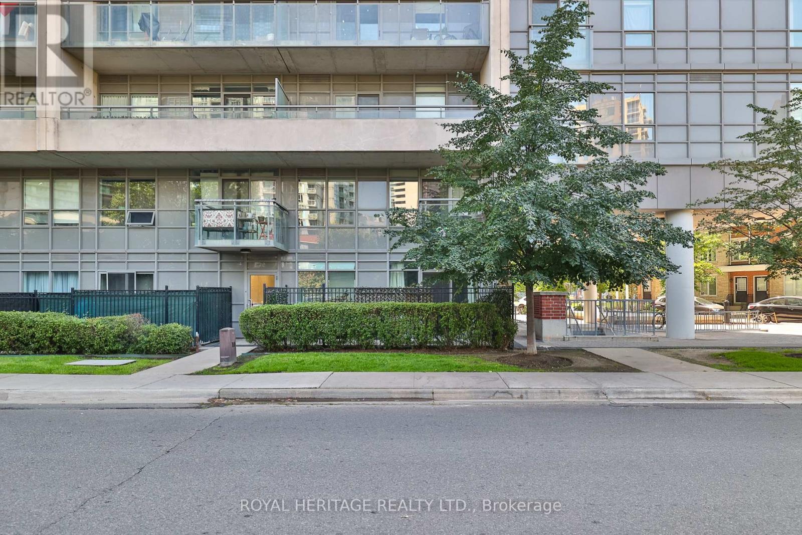 Photo 28 of 104 38 Joe Shuster Way, Toronto ON