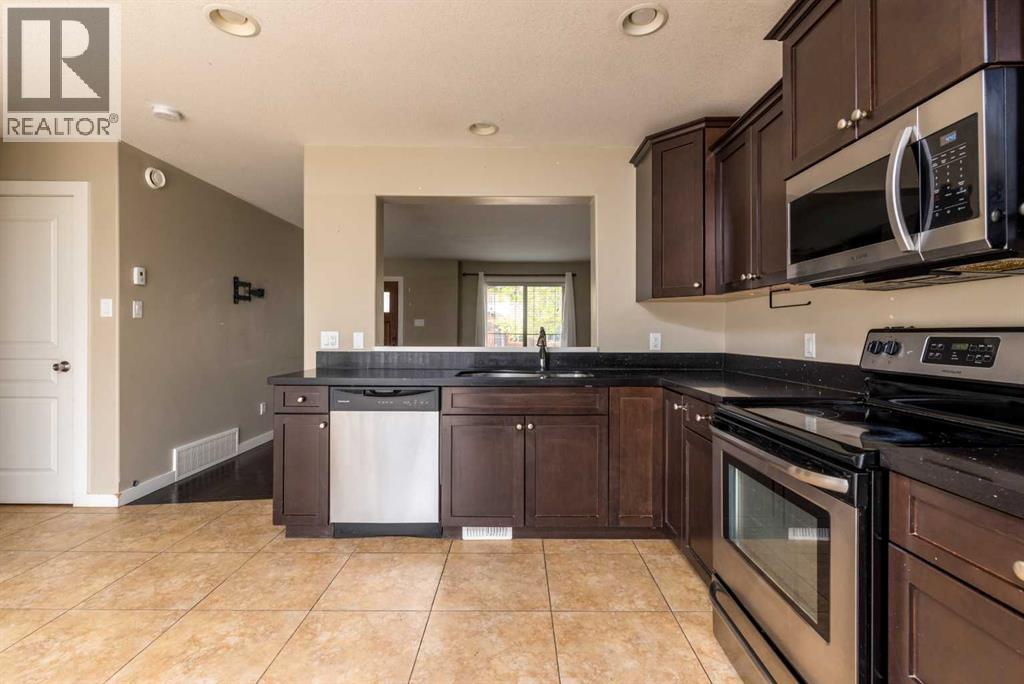 Photo 10 of 37 4008 41 Avenue, Lloydminster SK