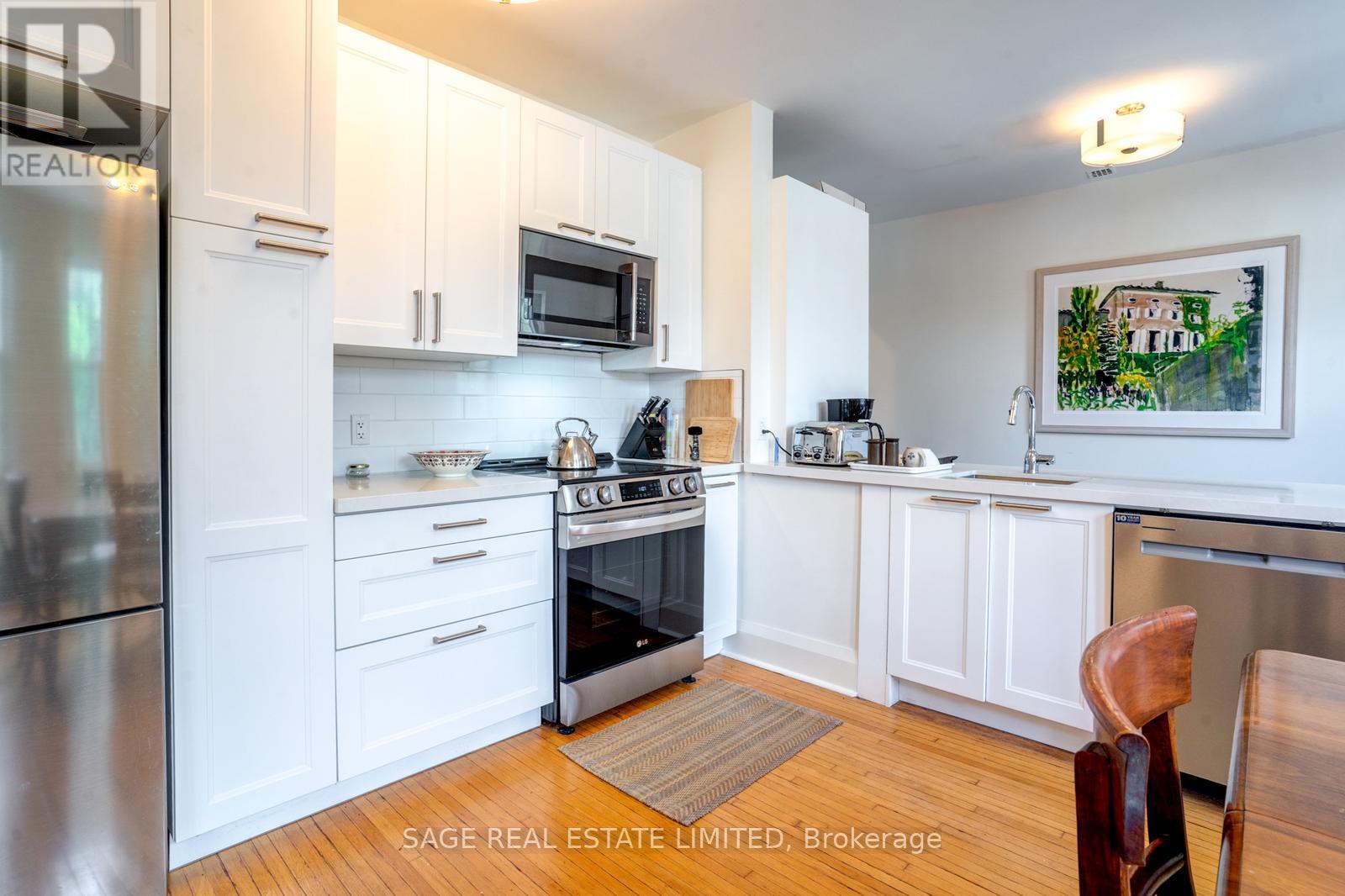 Photo 13 of 17 48 Lawton Boulevard, Toronto ON