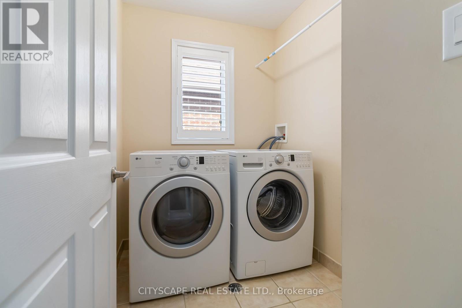 Photo 3 of 256 Whetham Heights, Milton ON