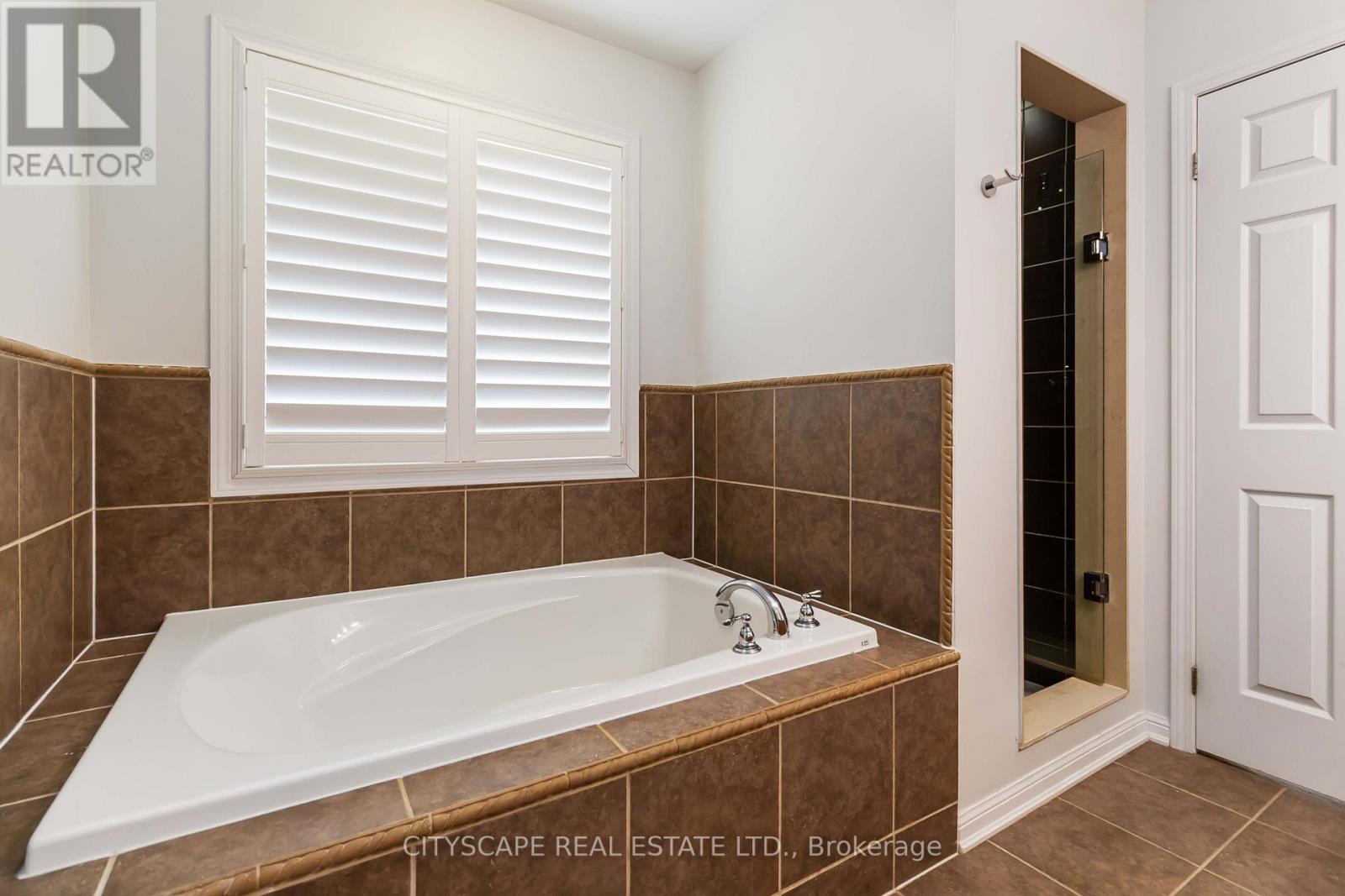 Photo 5 of 256 Whetham Heights, Milton ON