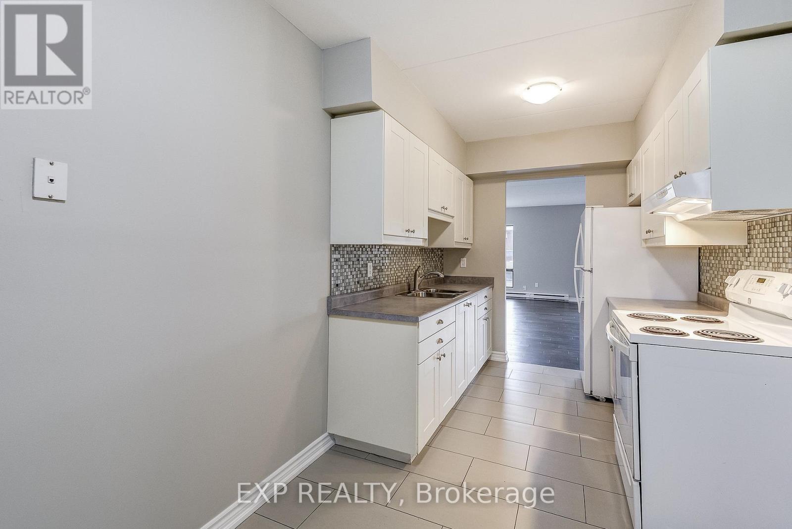 Photo 14 of 1 11 Court Street N, Milton ON