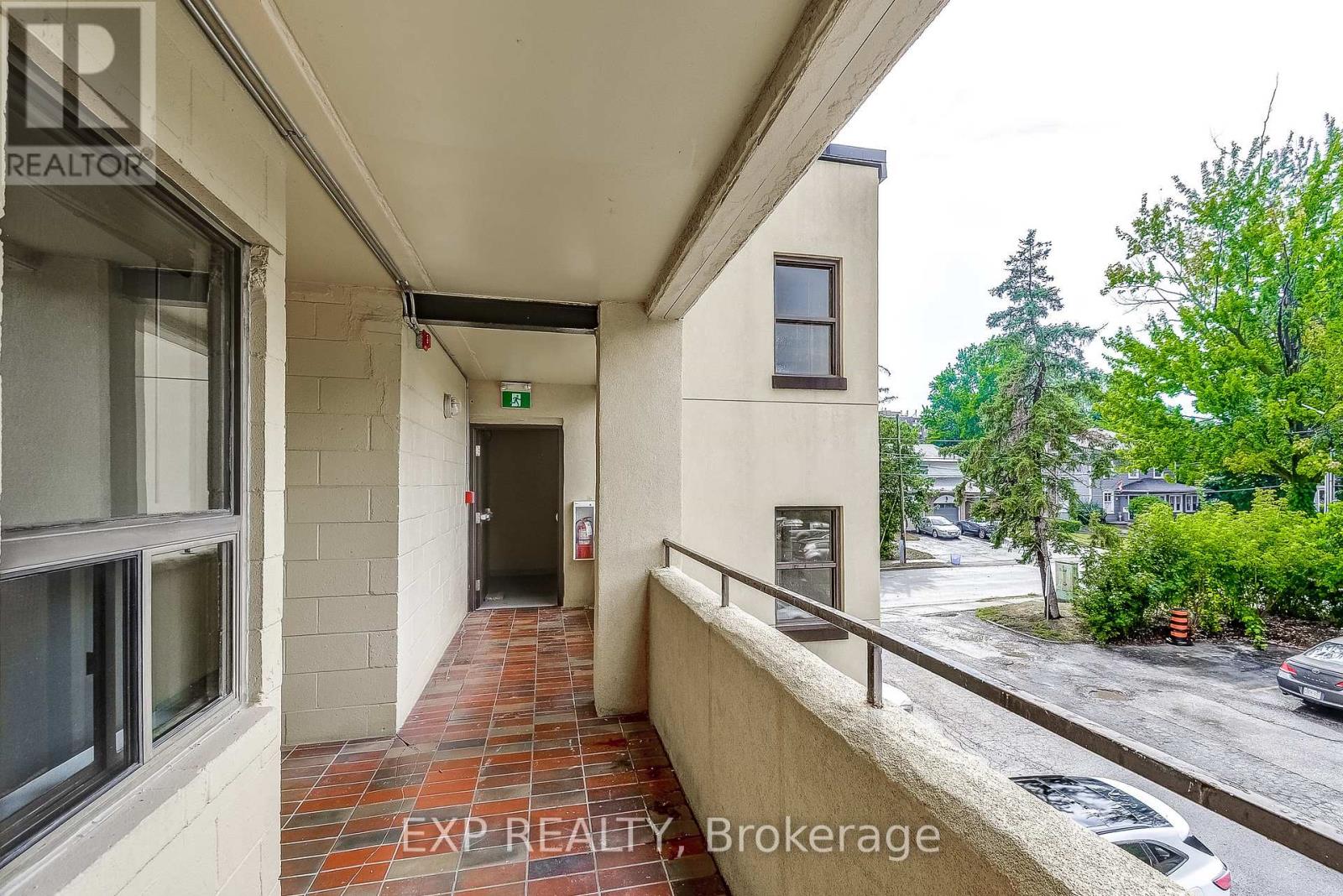 Photo 8 of 1 11 Court Street N, Milton ON