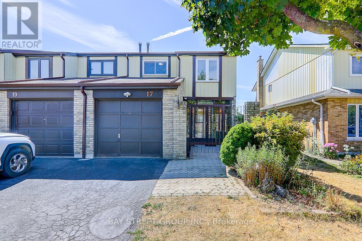 Photo 1 of 17 Newdawn Crescent, Toronto ON
