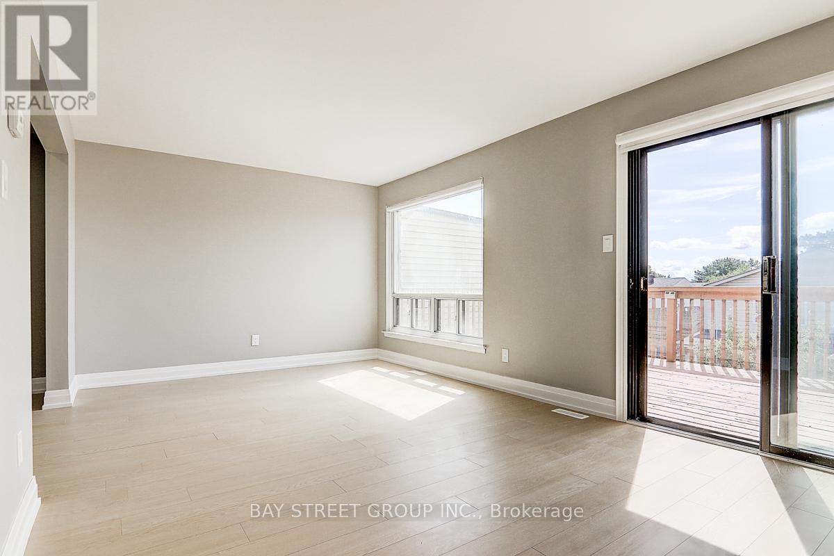 Photo 10 of 17 Newdawn Crescent, Toronto ON
