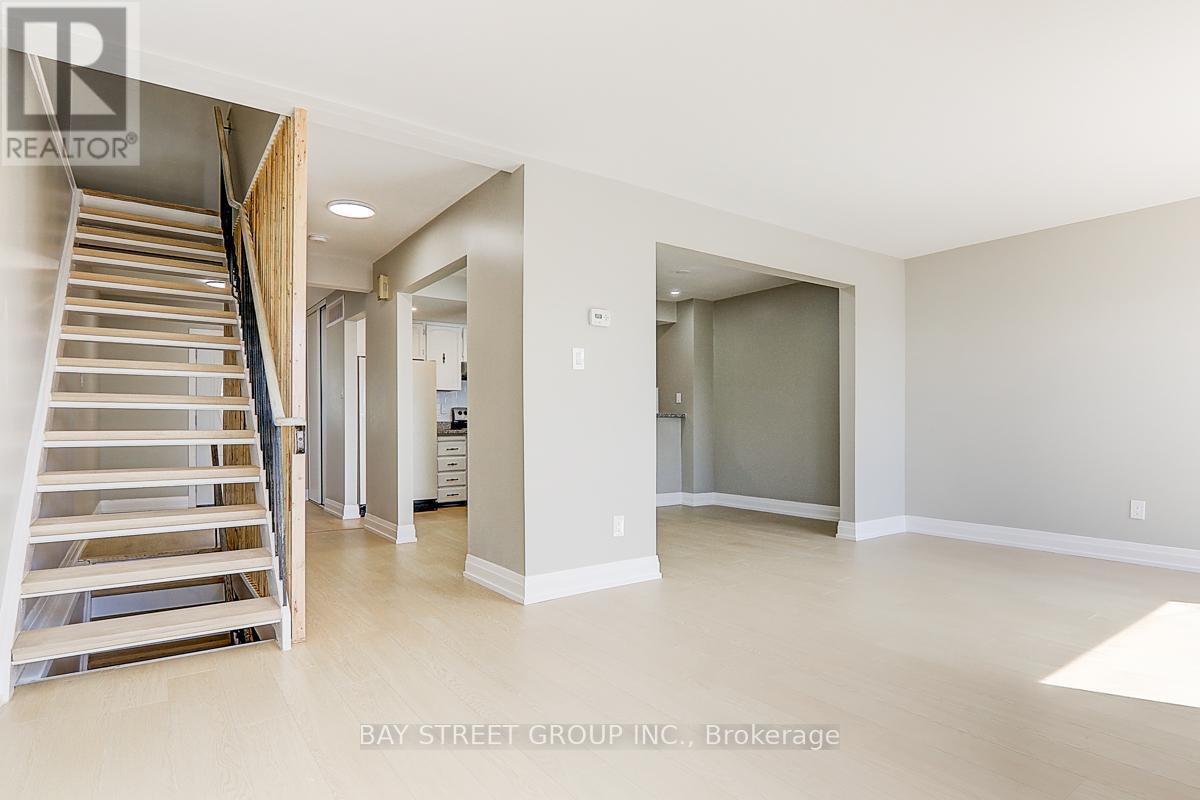 Photo 12 of 17 Newdawn Crescent, Toronto ON